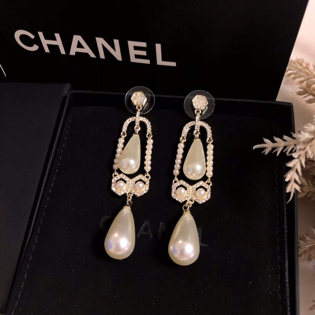 Fashion CC rhinestone pearl earrings