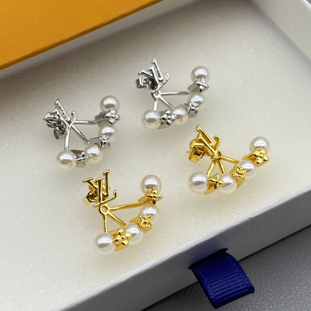 Fashionable Four Leaf Clover Pearl Five Claw Shape Earrings