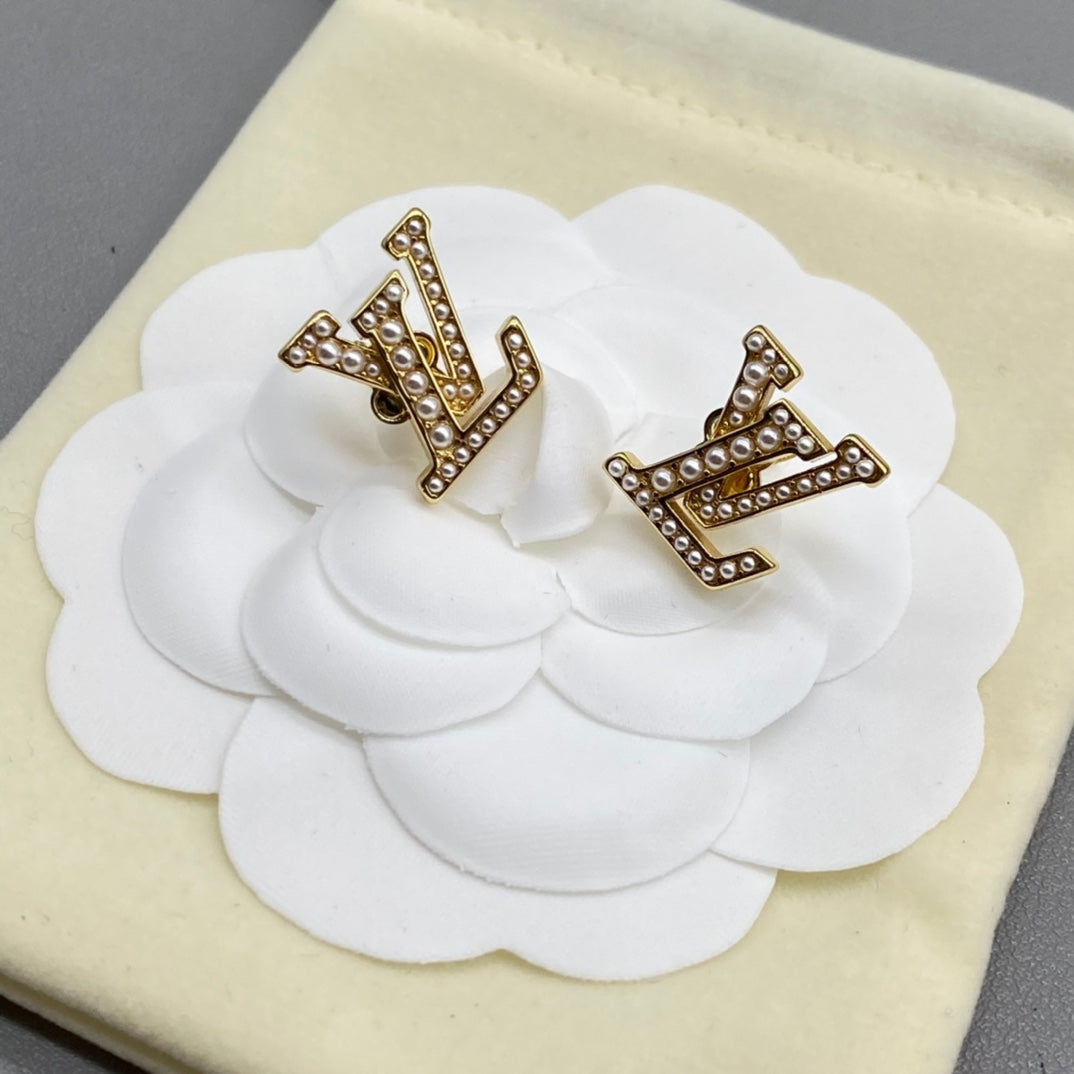 Fashionable four-leaf clover rhinestone earrings