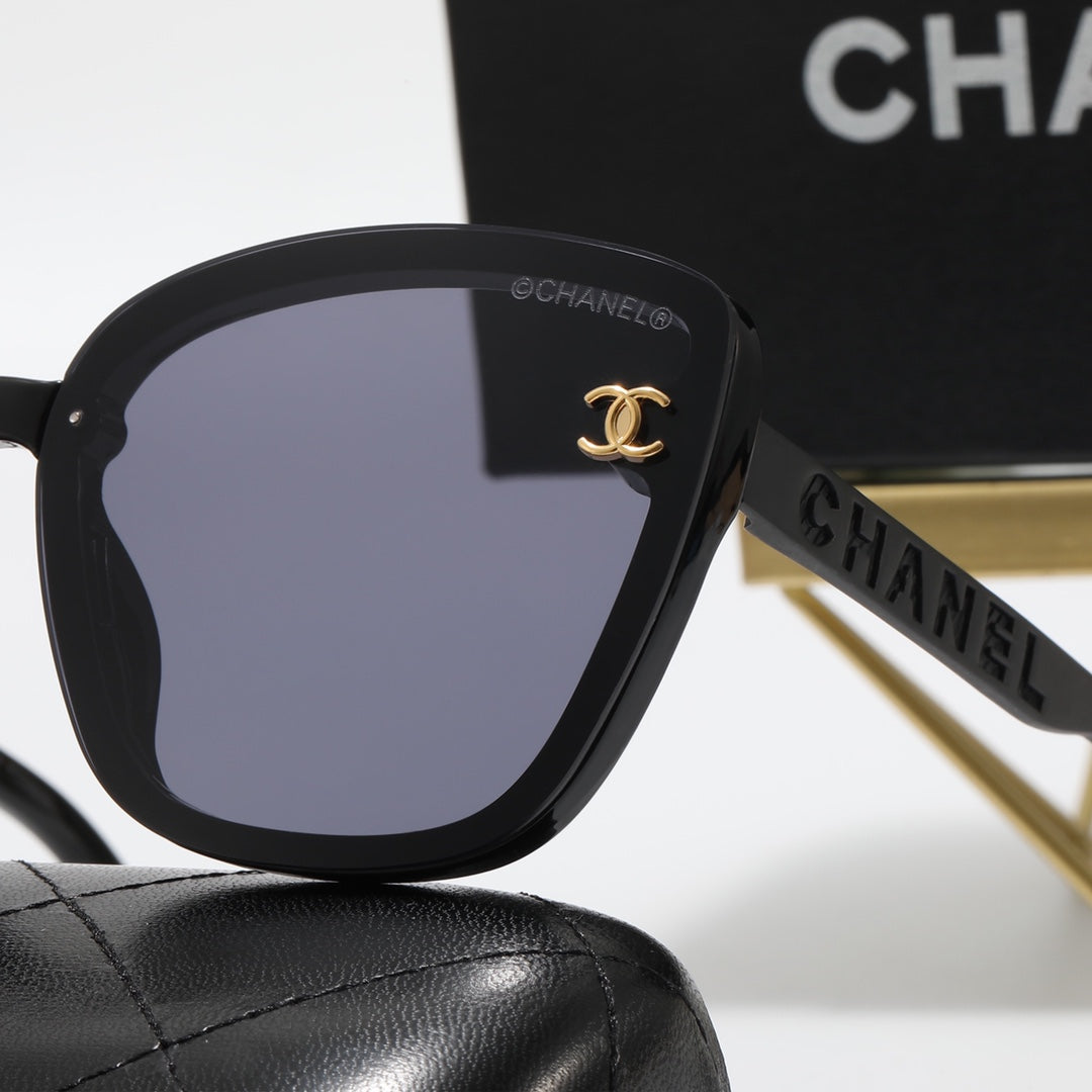 4 Colors Fashionable Letter Frame Sunglasses