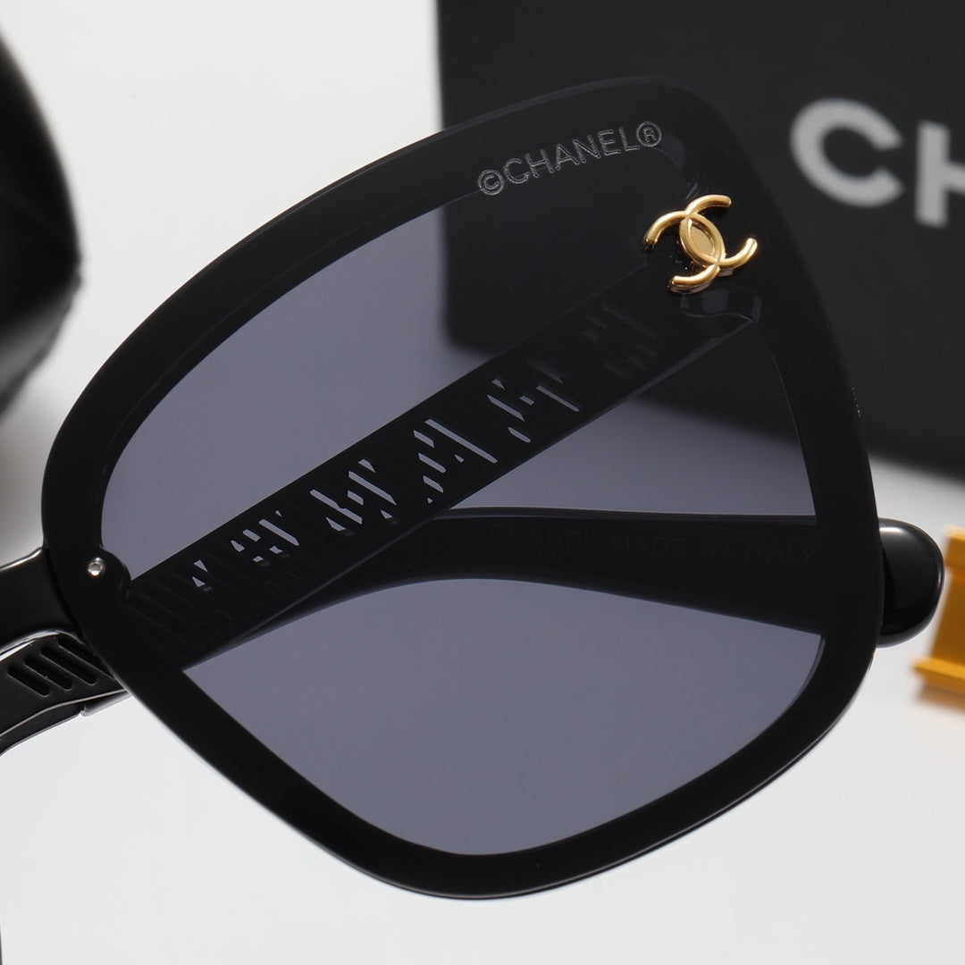 4 Colors Fashionable Letter Frame Sunglasses